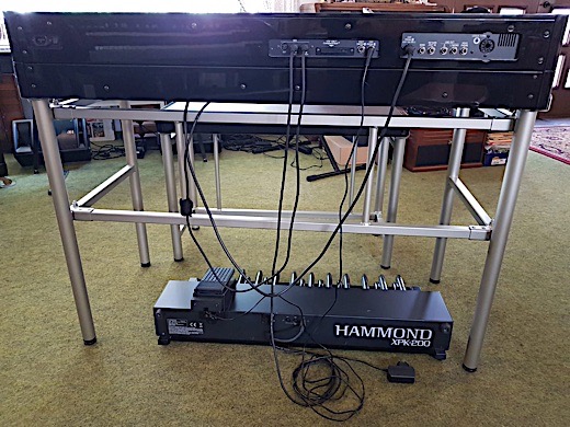 Hammond Mini-B in schwarz-hochglanz, inkl. Metall-Stand & passender Bank