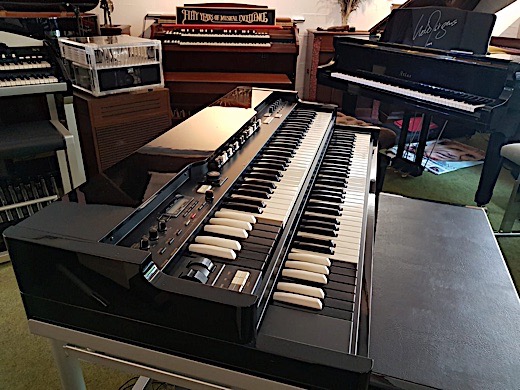 Hammond Mini-B in schwarz-hochglanz, inkl. Metall-Stand & passender Bank