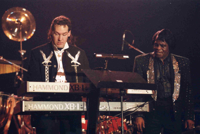 michael-and-james-on-stage2.jpg (93907 Byte)